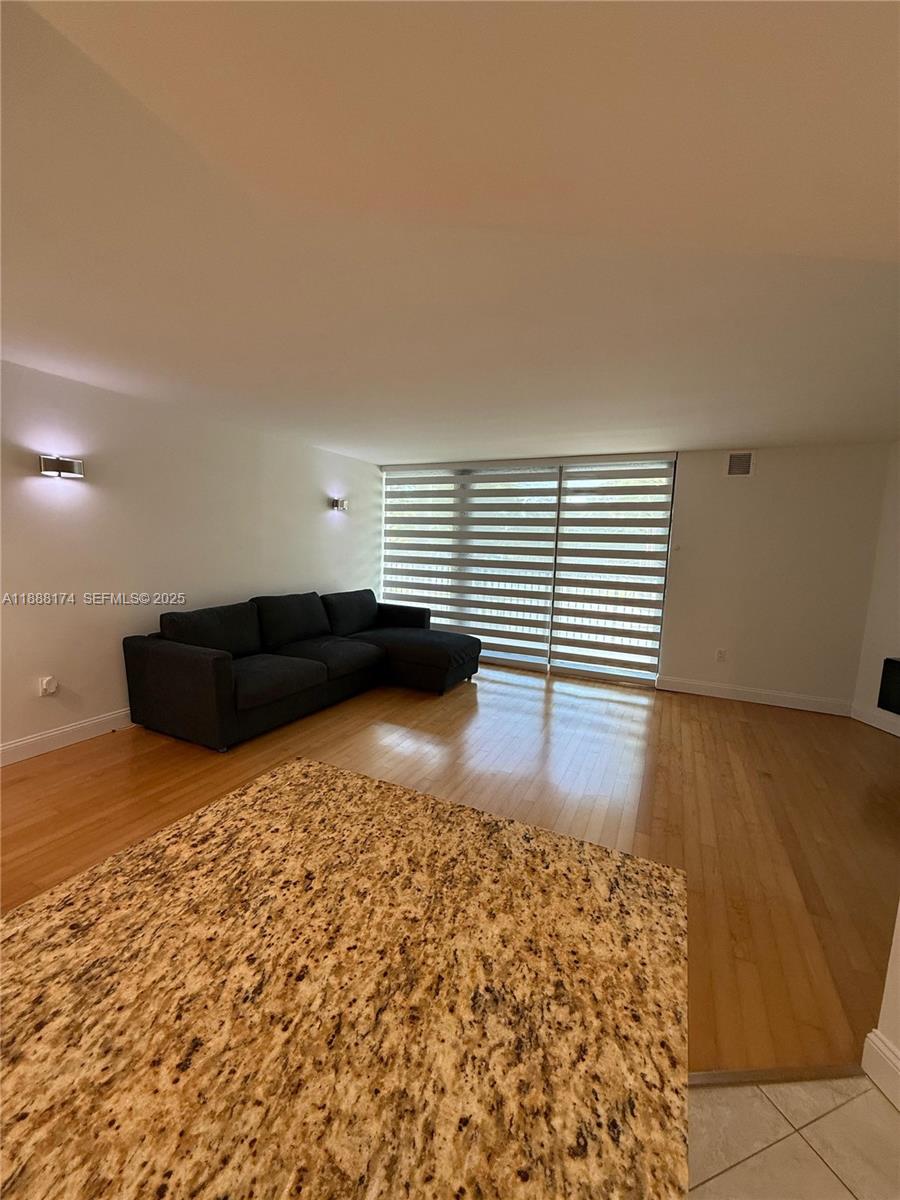 RIVER REACH CONDOMINIUM IV - Residential Lease