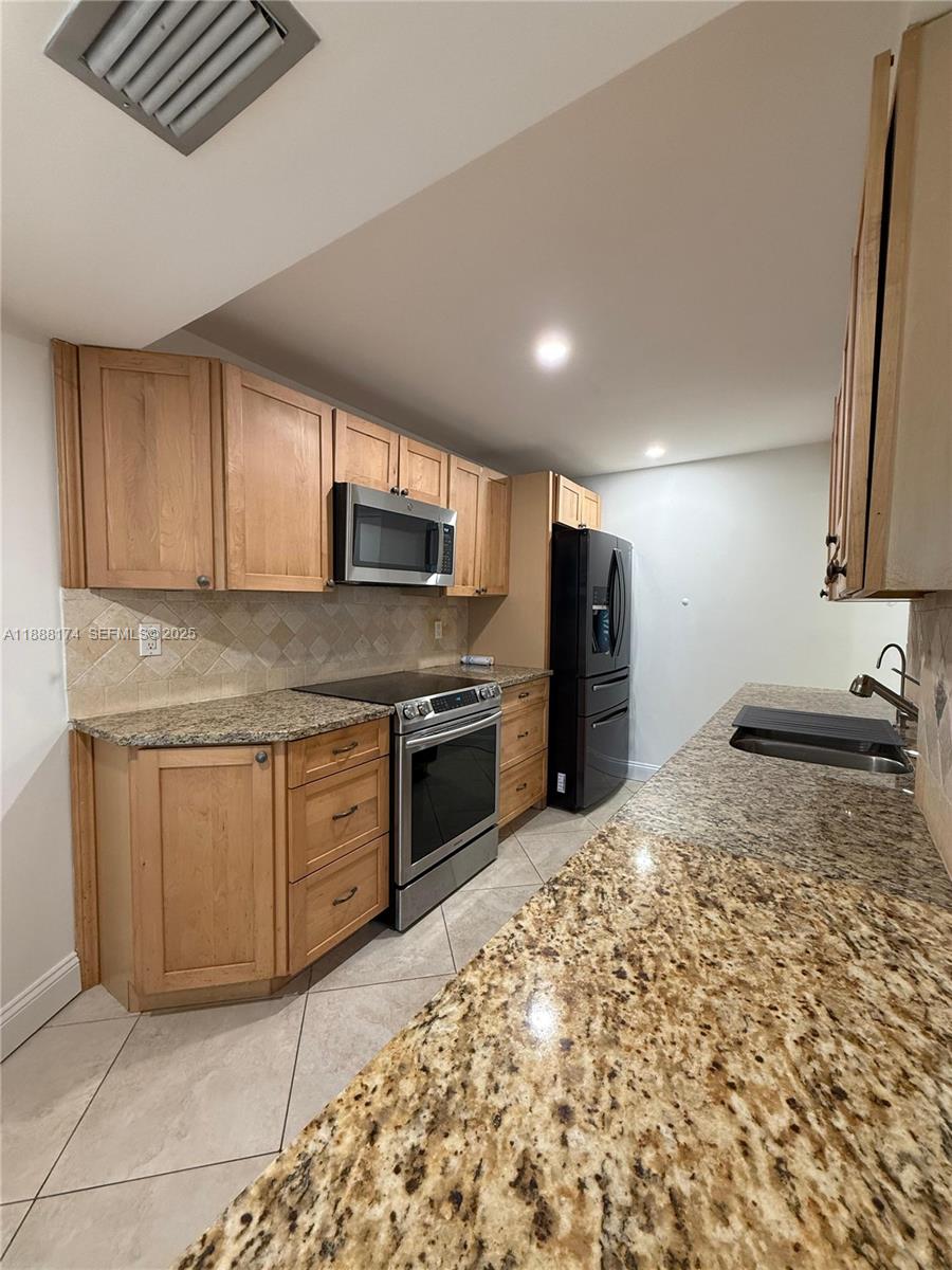 RIVER REACH CONDOMINIUM IV - Residential Lease