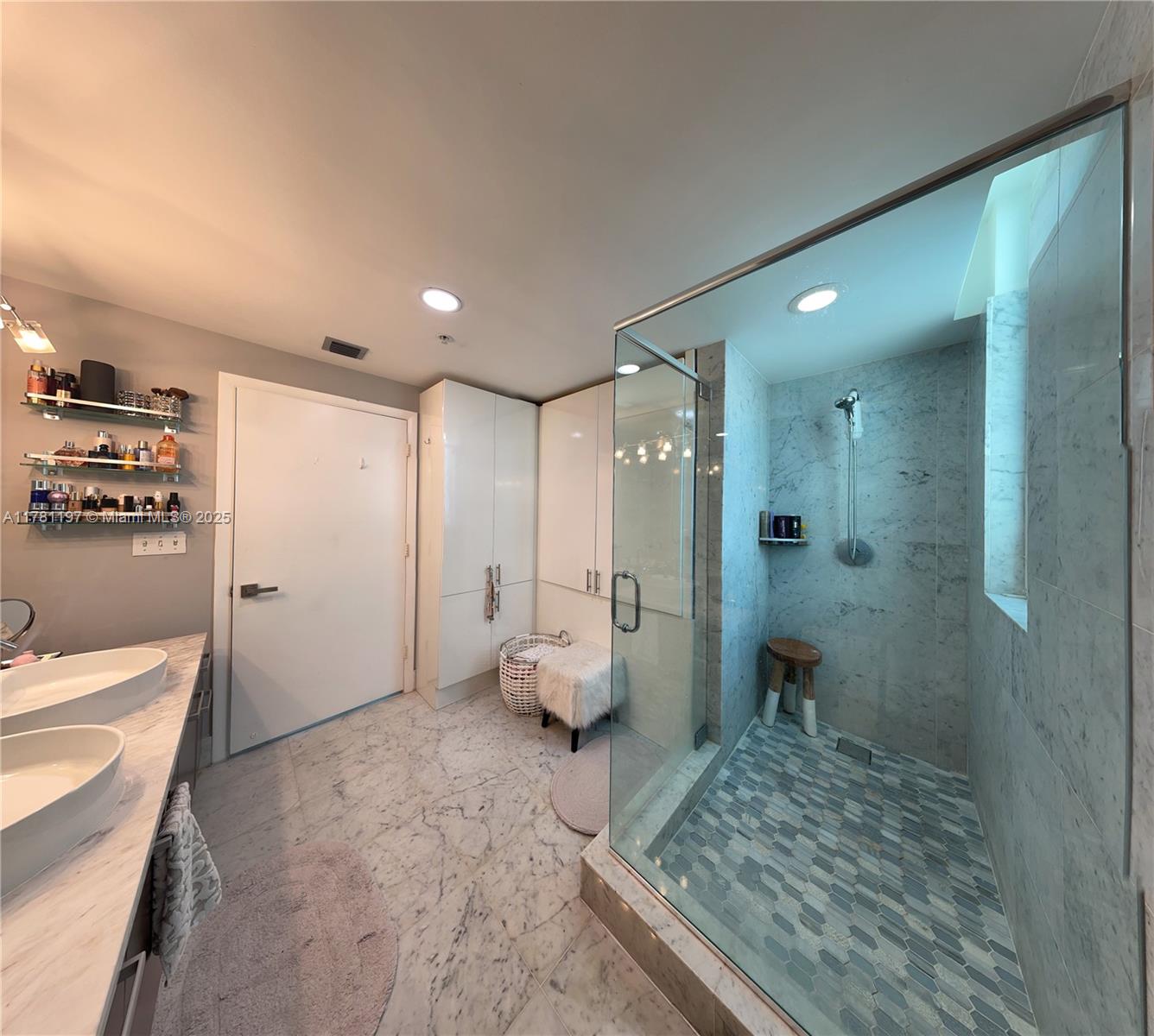 VIZCAYNE SOUTH CONDO - Residential