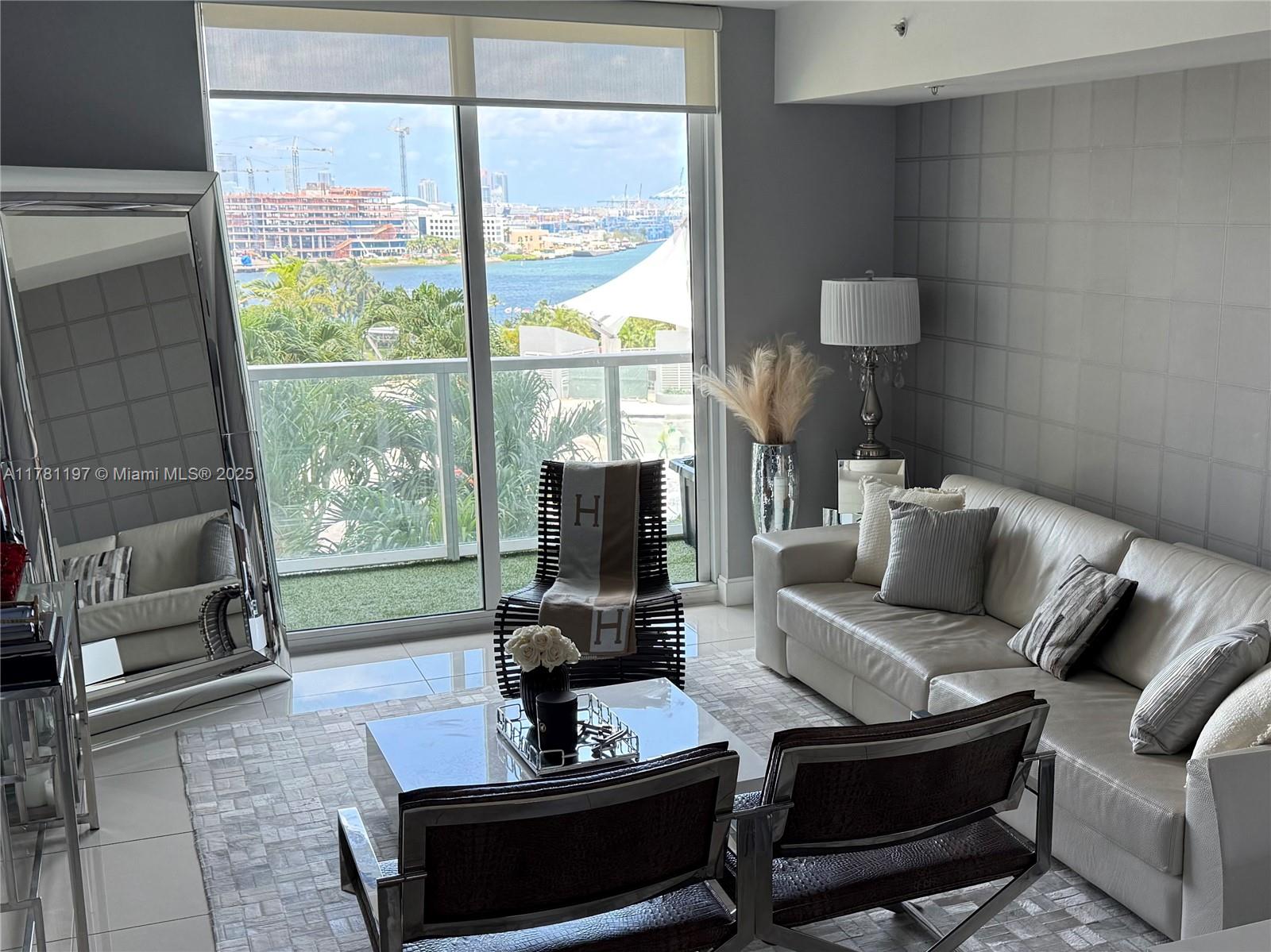 LOCATION, LOCATION !!!! ***
Stunning 2-Bedroom Condo at Viscayne South Tower with Direct Bay Views!
Experience the best of Downtown Miami living in this beautifully updated 2-bedroom, 2-bath unit with breathtaking views of the bay, resort-style pools, and social areas. Featuring elegant porcelain floors, a modern renovated kitchen, and a brand-new A/C unit, this apartment combines comfort and style.
Located directly across from Bayside Marketplace, Viscayne offers 5-star amenities including four resort-style pools, a state-of-the-art three-level gym, spa, business center, and 24/7 security.
Perfect as a primary residence or investment property. Live the lifestyle you deserve!