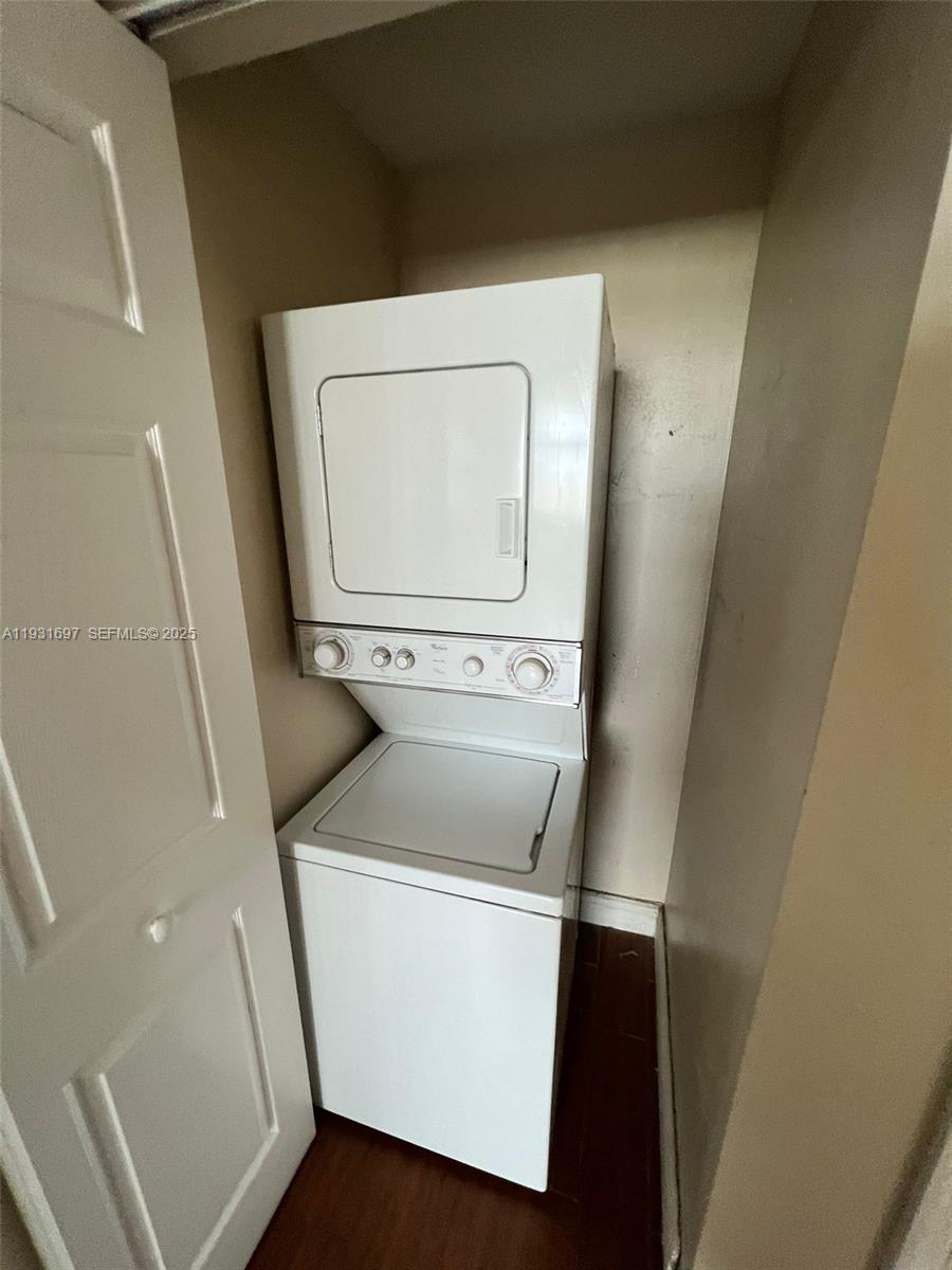 HOLLYWOOD STATION RES CON - Residential