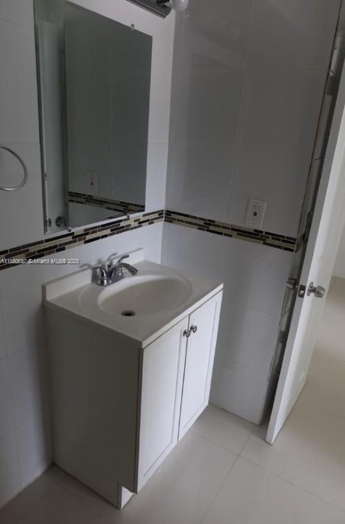 LAUDERHILL MANOR - Residential Lease