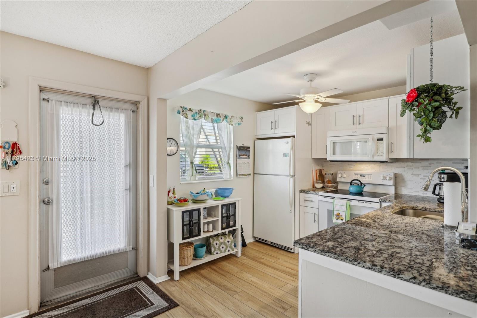 VILLAGE ROYALE CONDO 7 - Residential