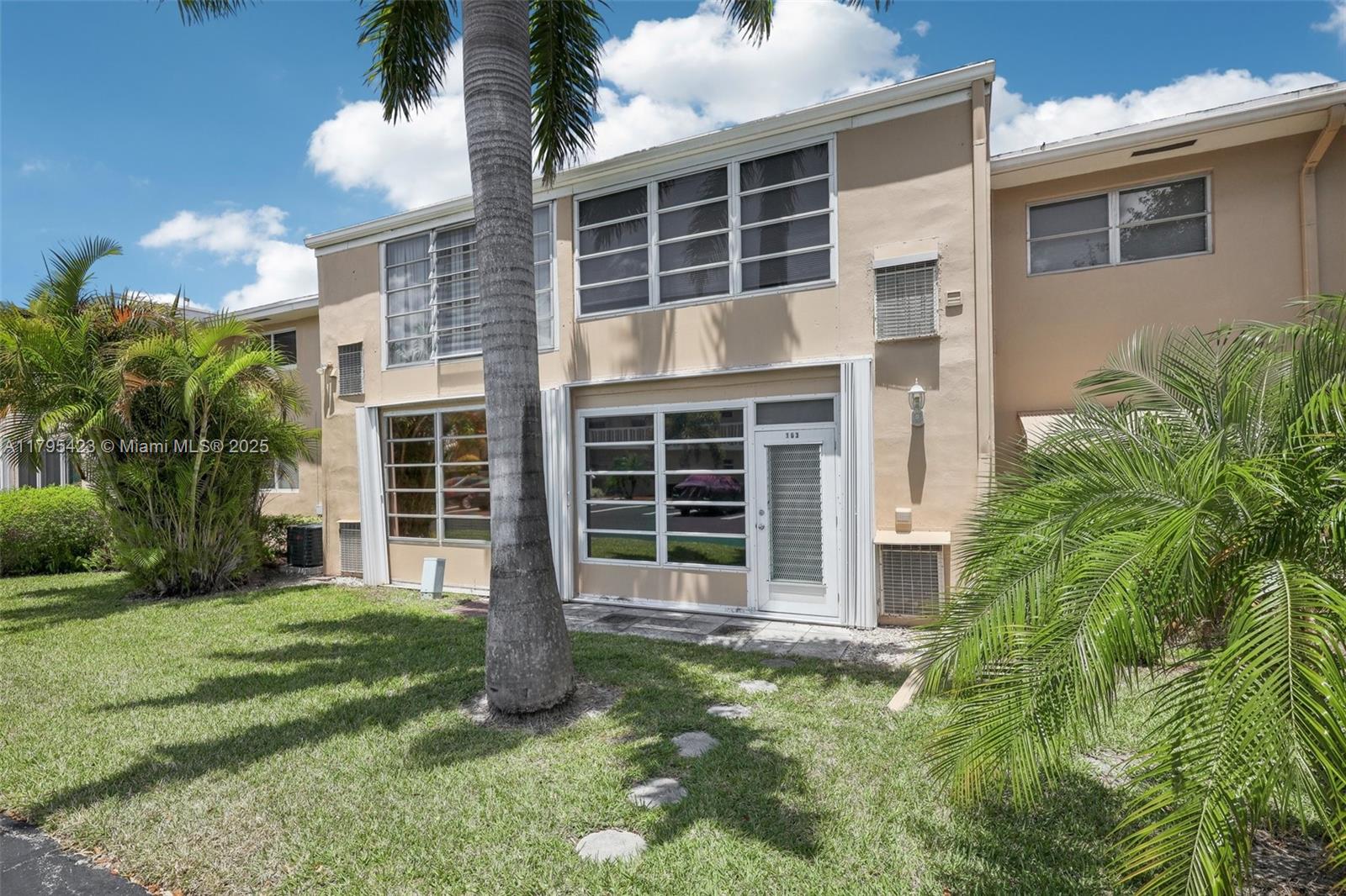 VILLAGE ROYALE CONDO 7 - Residential