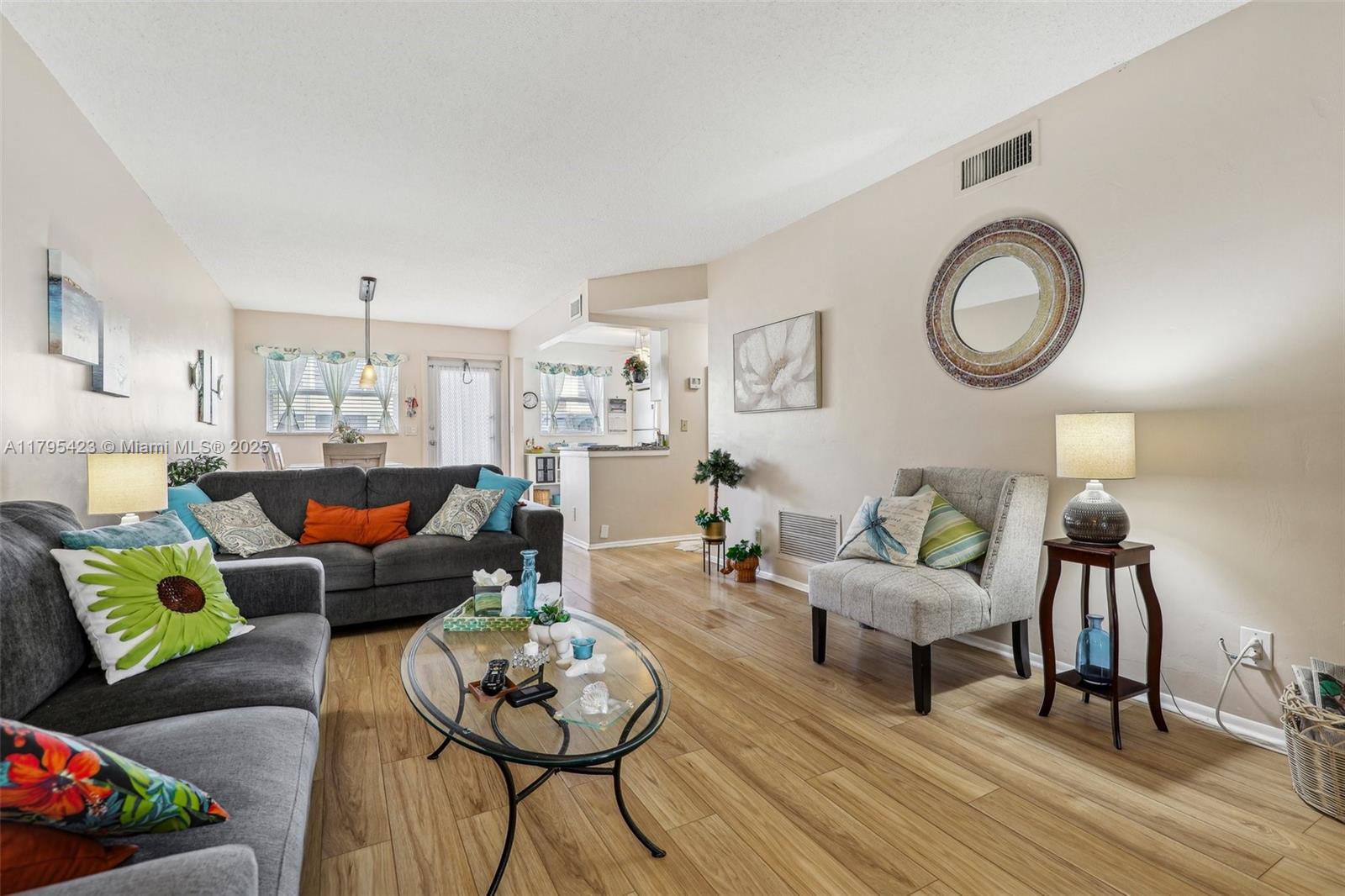 VILLAGE ROYALE CONDO 7 - Residential