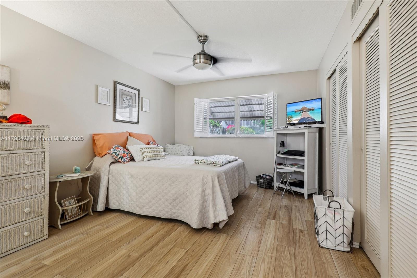 VILLAGE ROYALE CONDO 7 - Residential