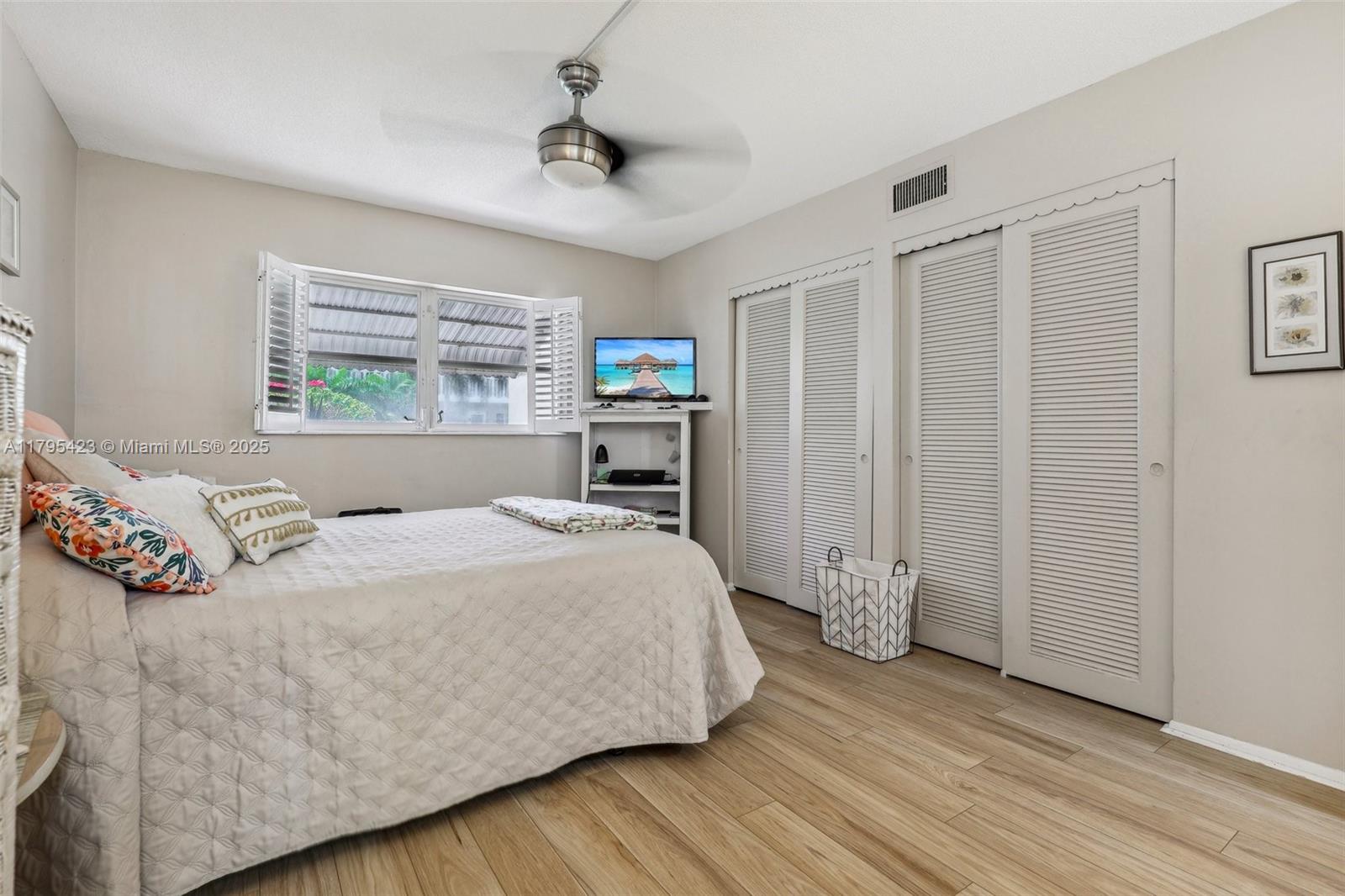 VILLAGE ROYALE CONDO 7 - Residential