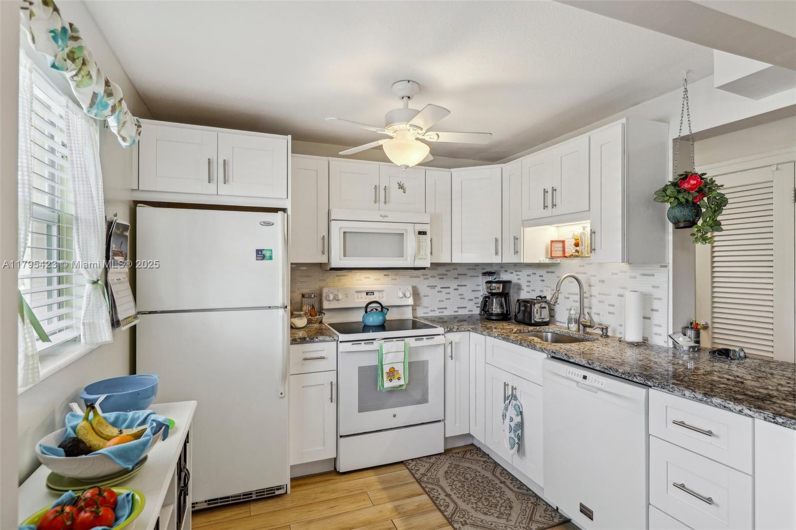 VILLAGE ROYALE CONDO 7 - Residential