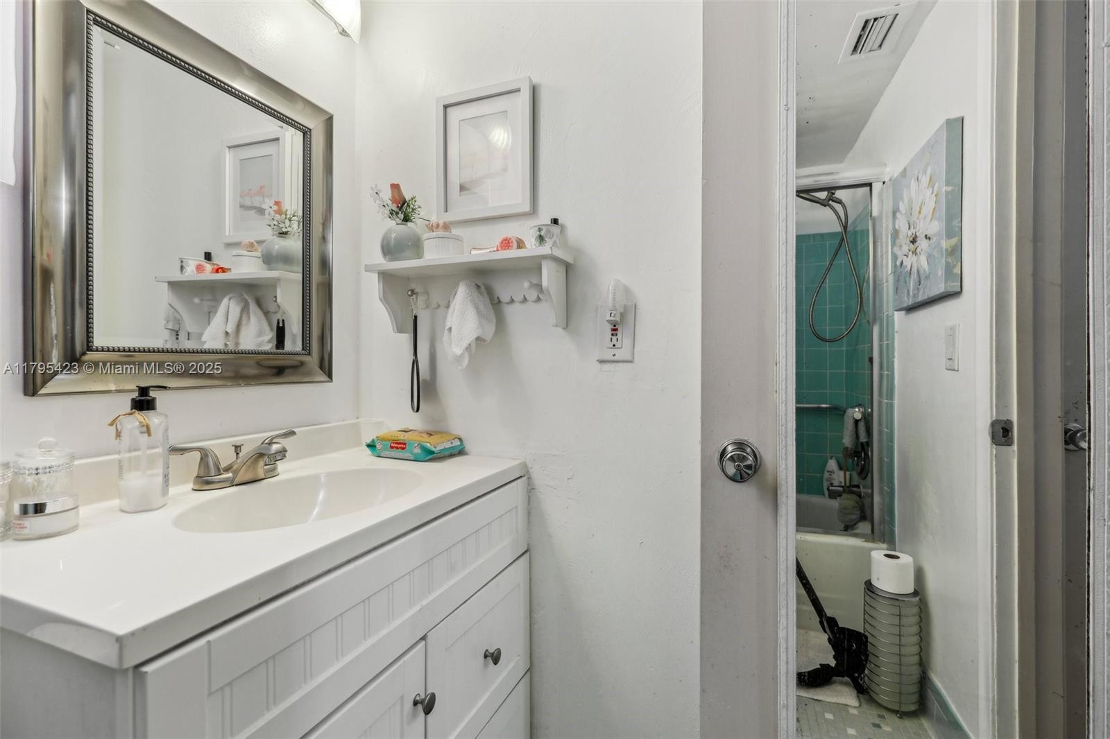 VILLAGE ROYALE CONDO 7 - Residential