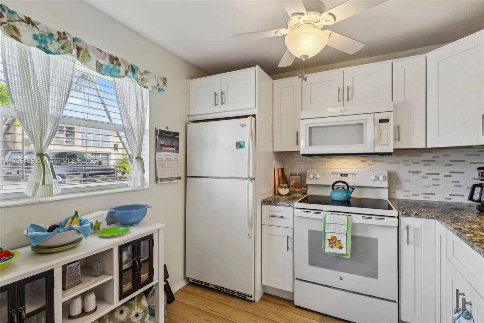VILLAGE ROYALE CONDO 7 - Residential
