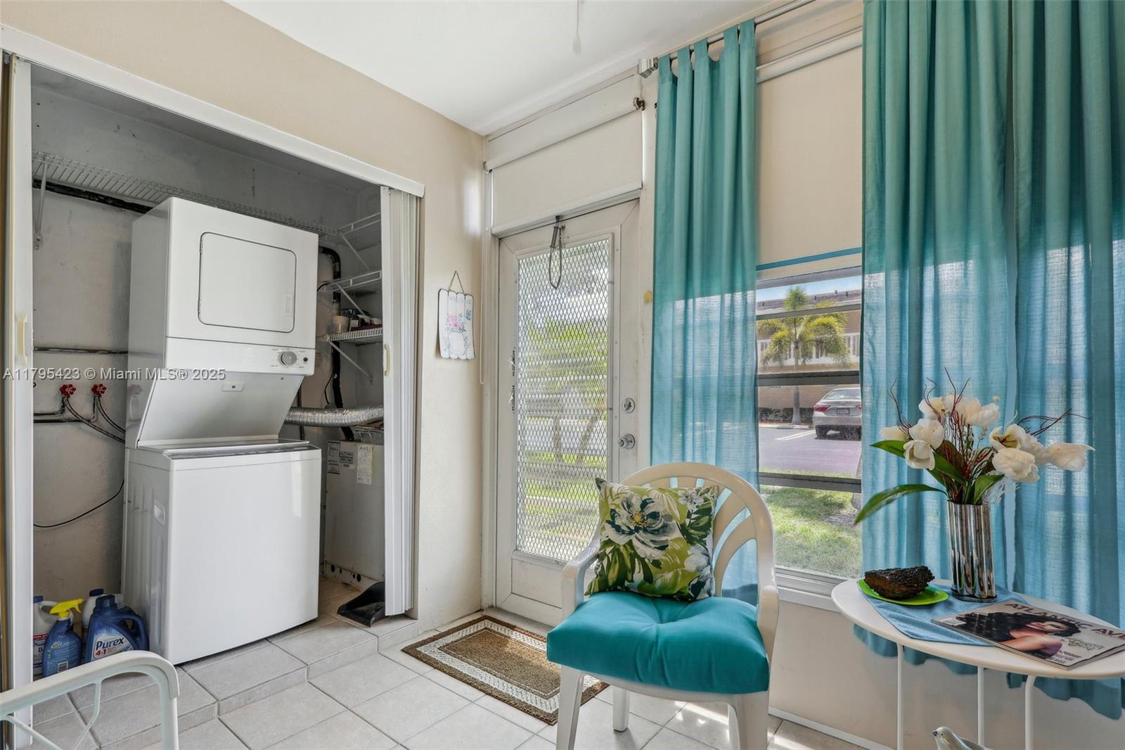 VILLAGE ROYALE CONDO 7 - Residential