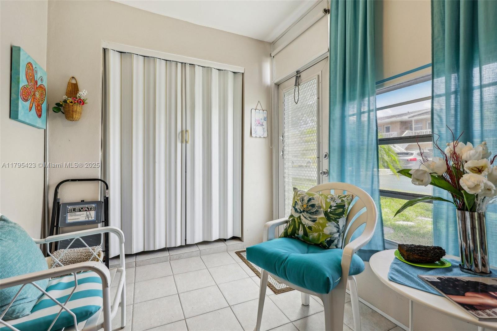 VILLAGE ROYALE CONDO 7 - Residential
