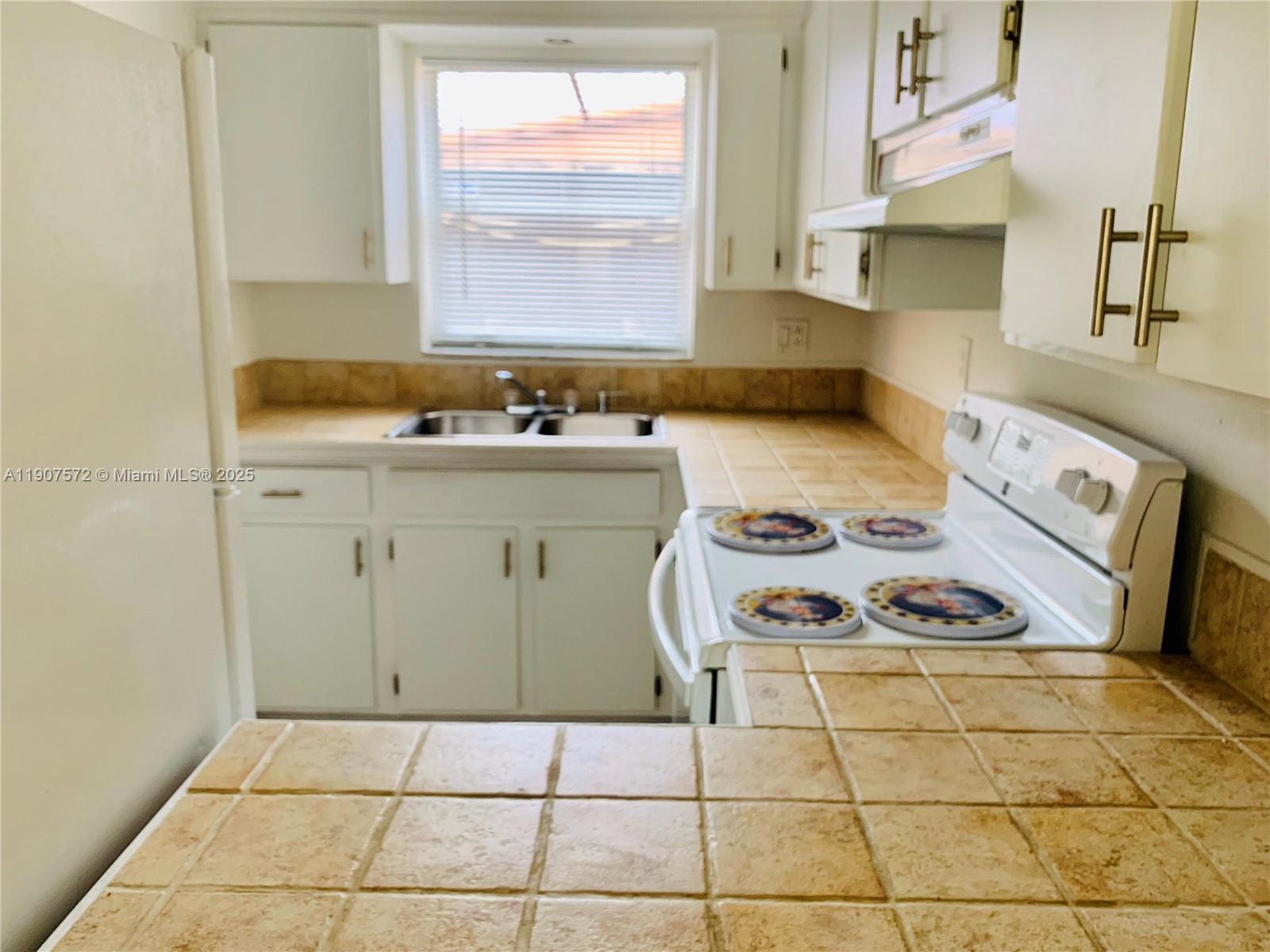 CORNERS KENDALL LAKES - Residential Lease