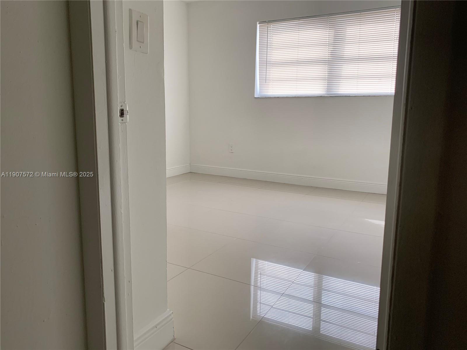 CORNERS KENDALL LAKES - Residential Lease