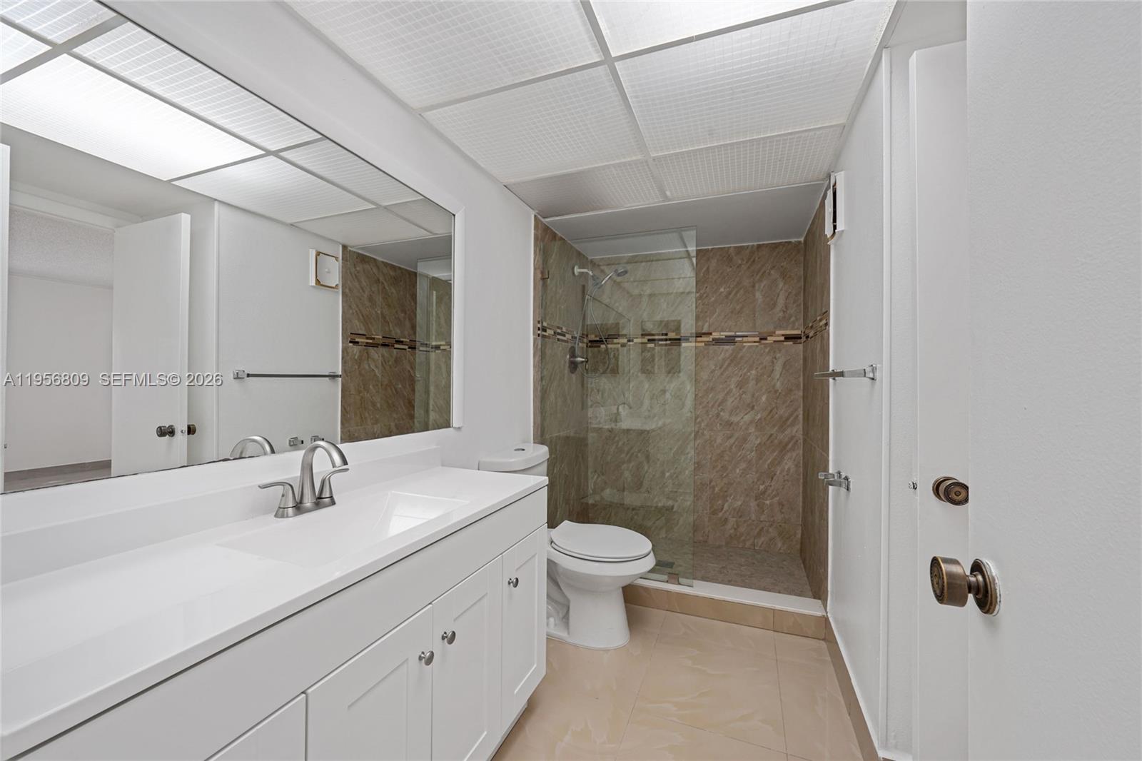 BUILDING SIX OF RACQUET C - Residential