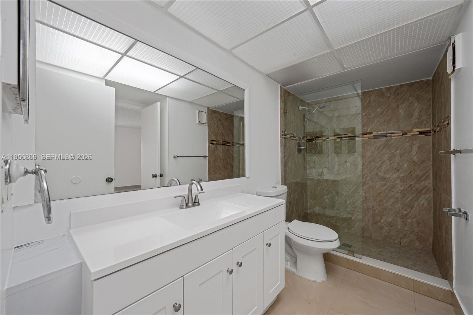 BUILDING SIX OF RACQUET C - Residential