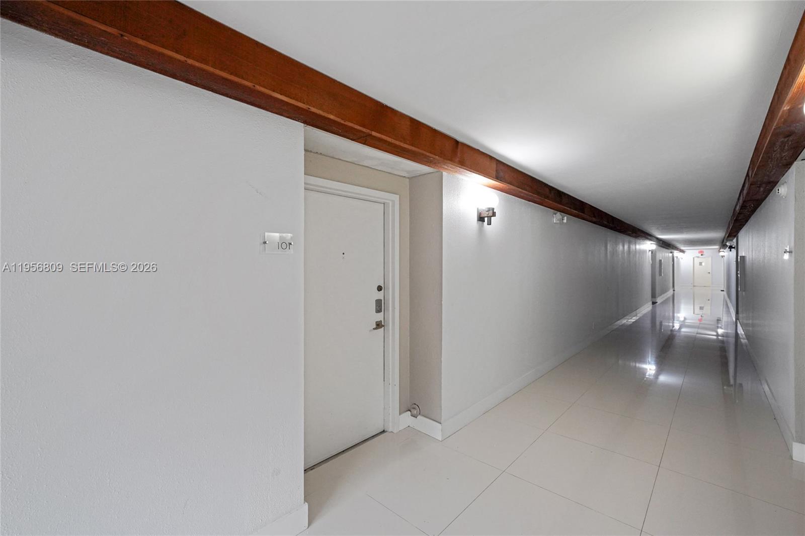 BUILDING SIX OF RACQUET C - Residential