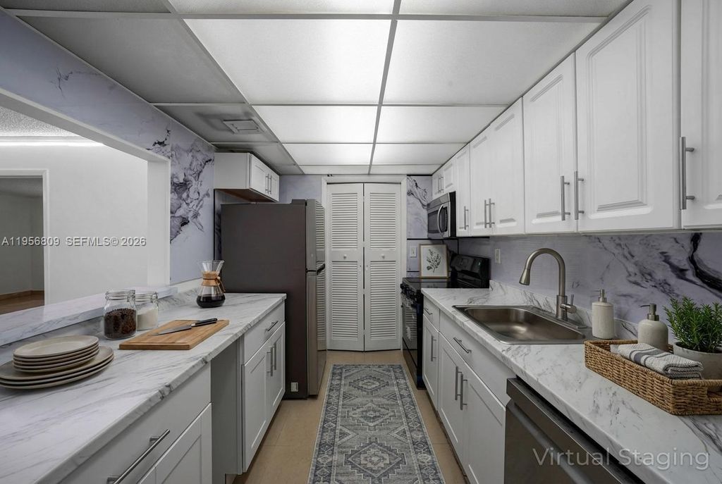 Photo of 200 Lakeview Dr #101, Weston, FL 33326 (MLS # A11956809)