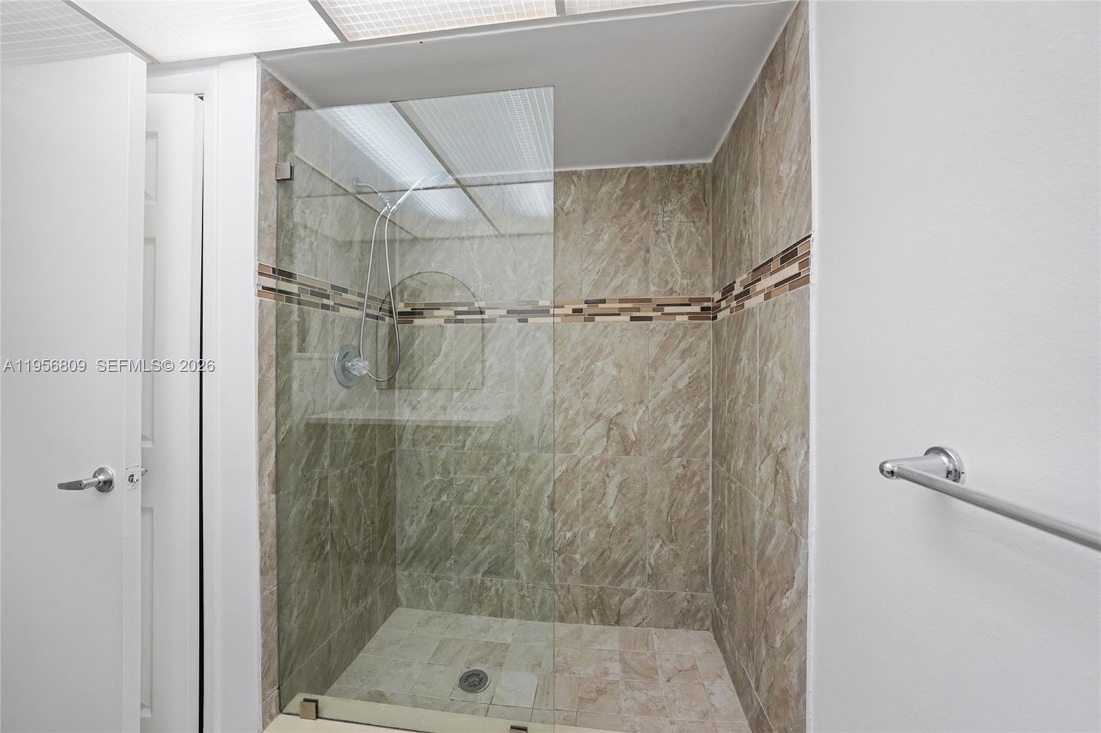 BUILDING SIX OF RACQUET C - Residential