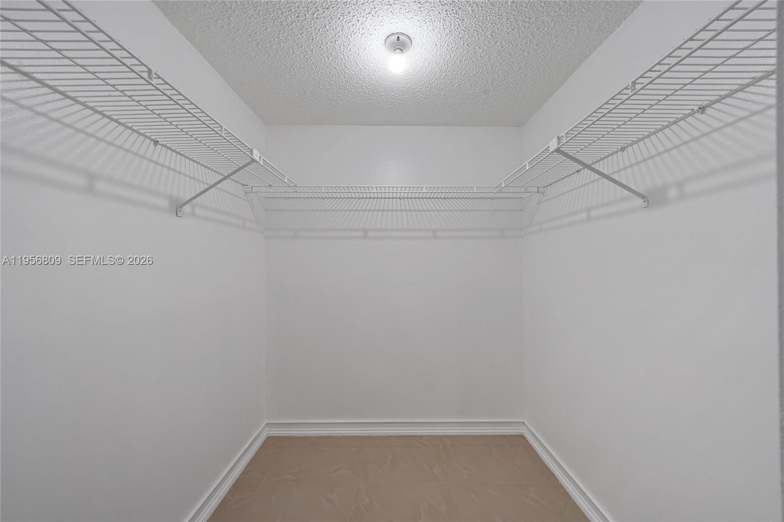 BUILDING SIX OF RACQUET C - Residential