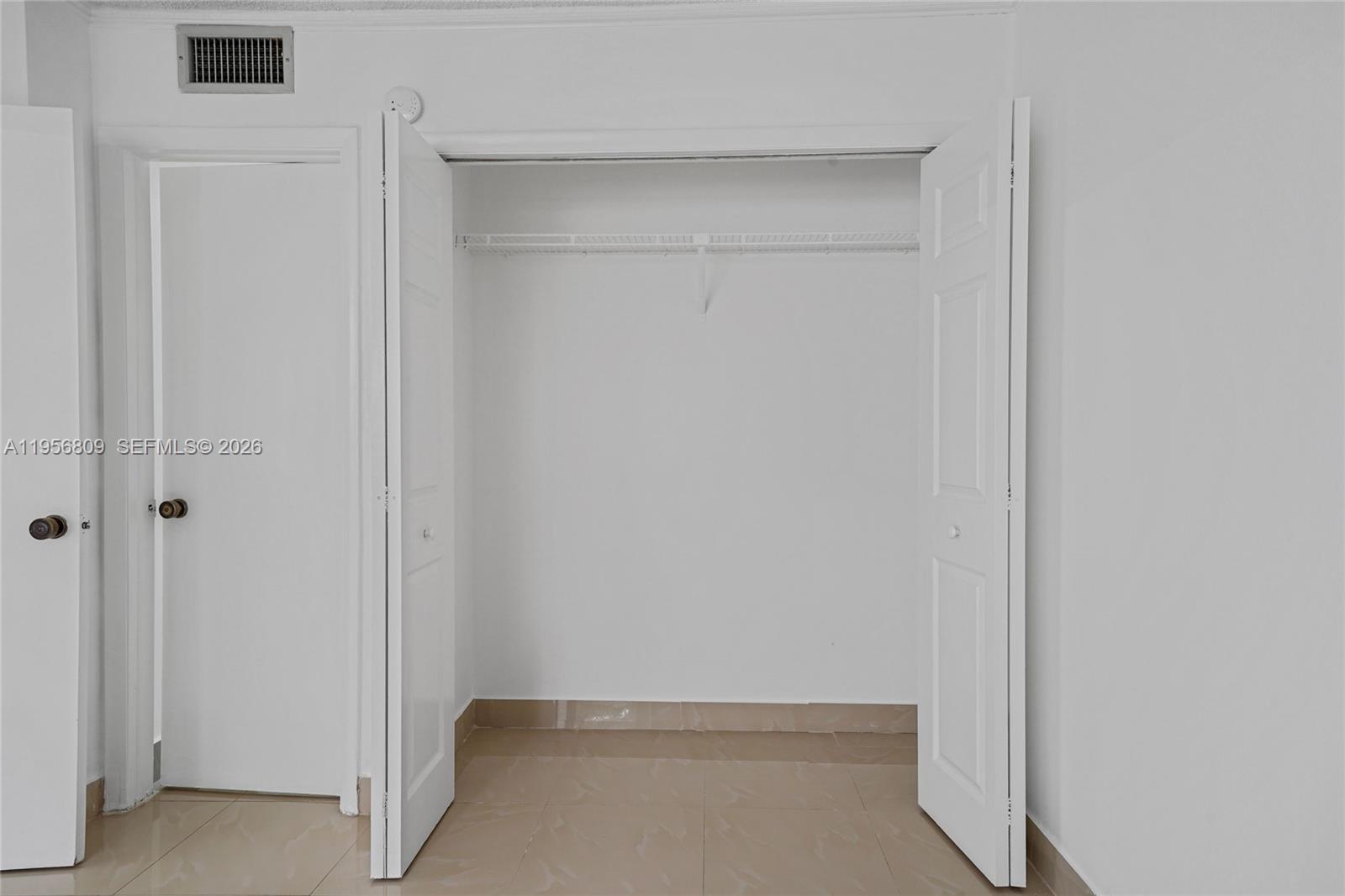 BUILDING SIX OF RACQUET C - Residential