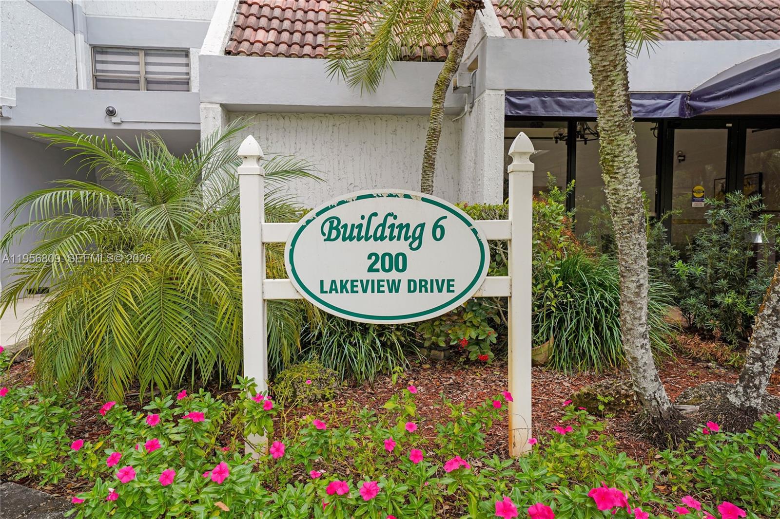 BUILDING SIX OF RACQUET C - Residential