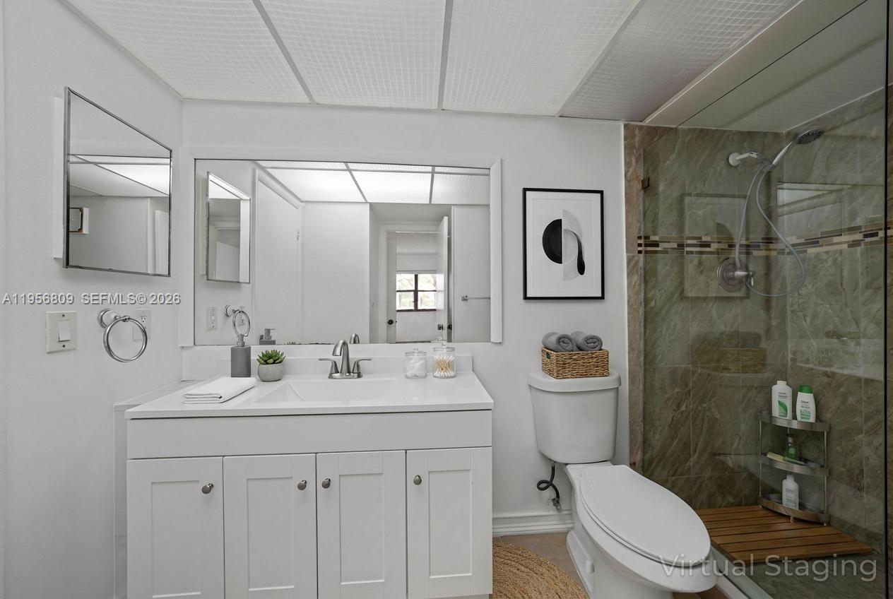 BUILDING SIX OF RACQUET C - Residential