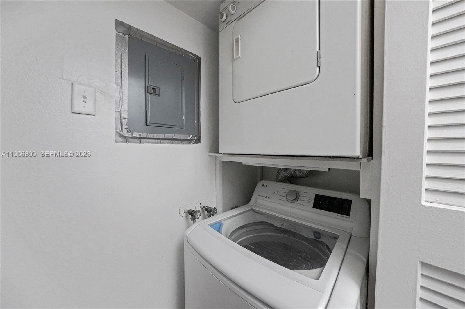 BUILDING SIX OF RACQUET C - Residential