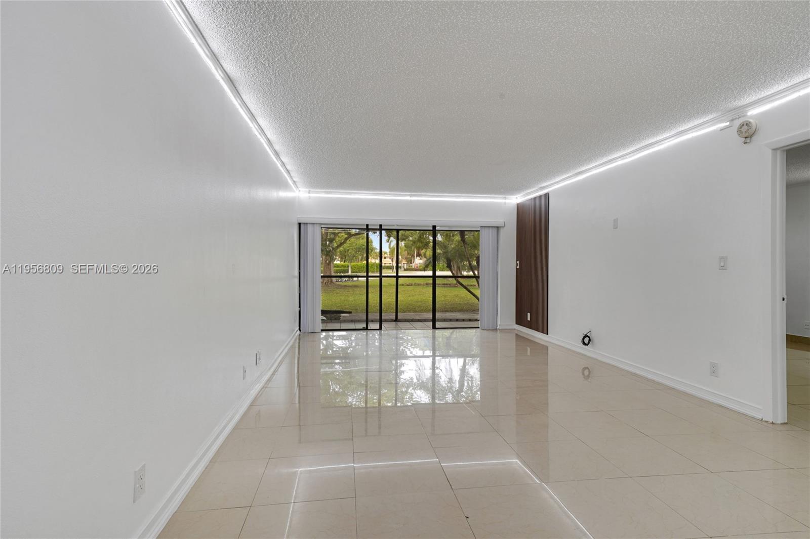 BUILDING SIX OF RACQUET C - Residential