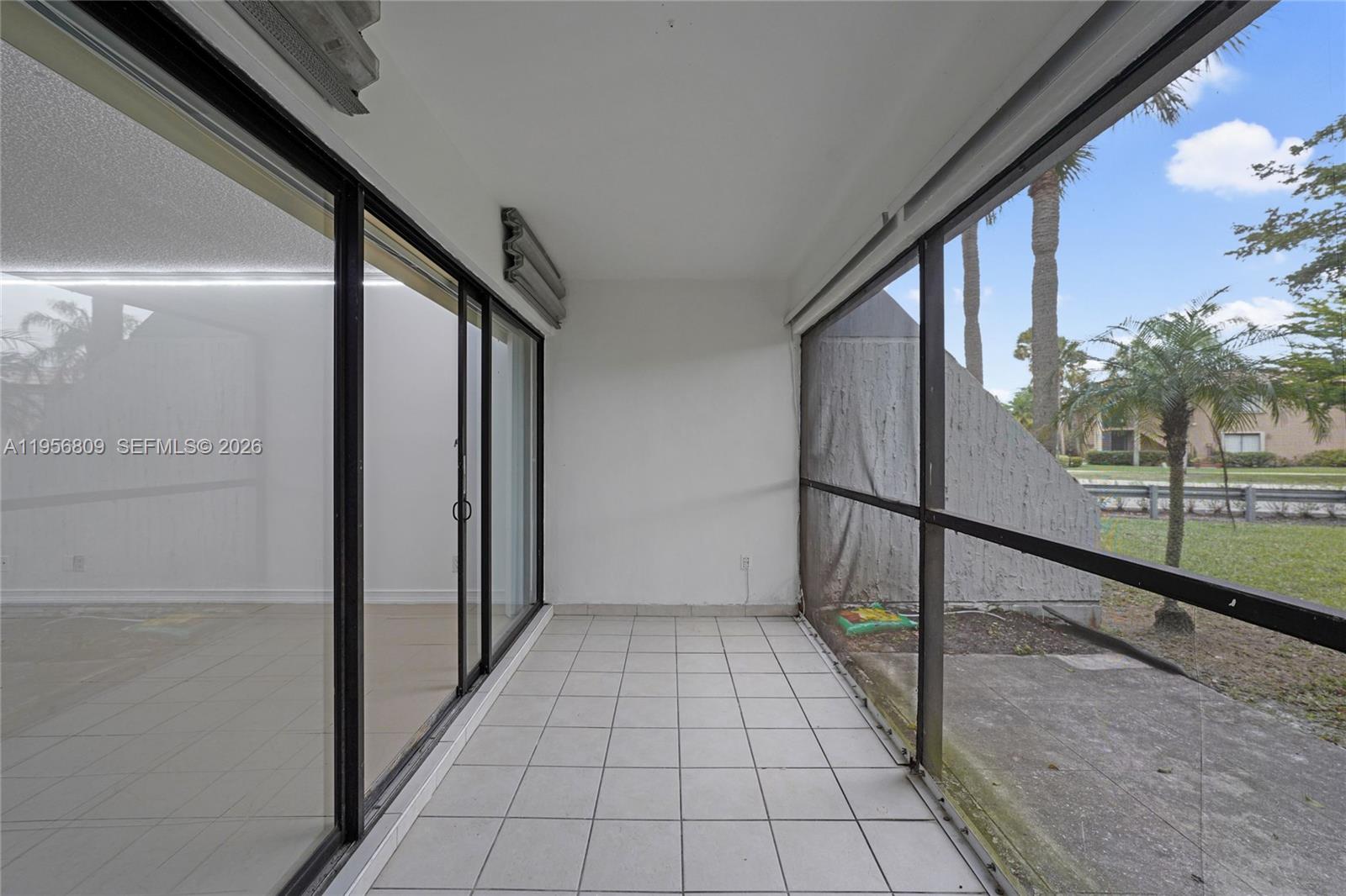 BUILDING SIX OF RACQUET C - Residential