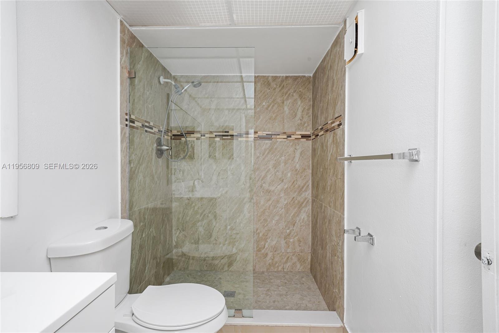 BUILDING SIX OF RACQUET C - Residential