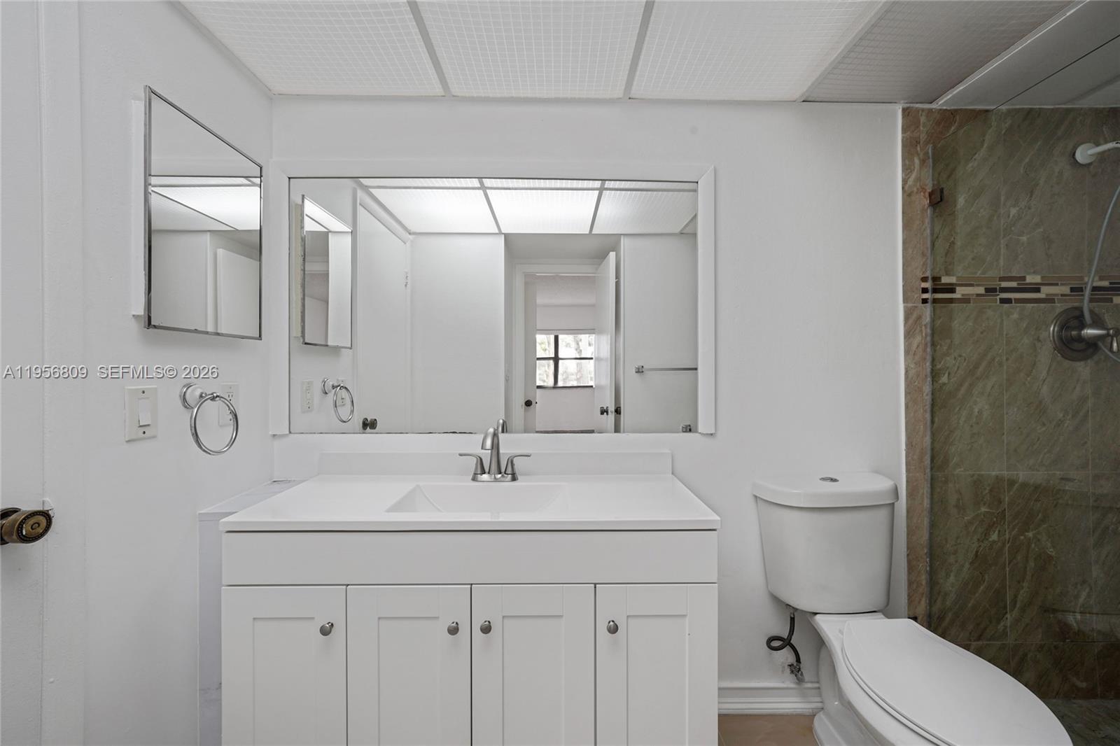 BUILDING SIX OF RACQUET C - Residential