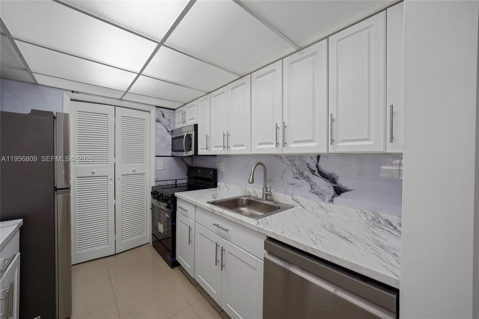 BUILDING SIX OF RACQUET C - Residential