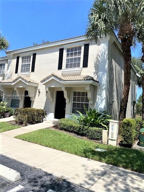 Nice and spacious townhouse in well maintained community, centrally located with 2 parking spaces.
