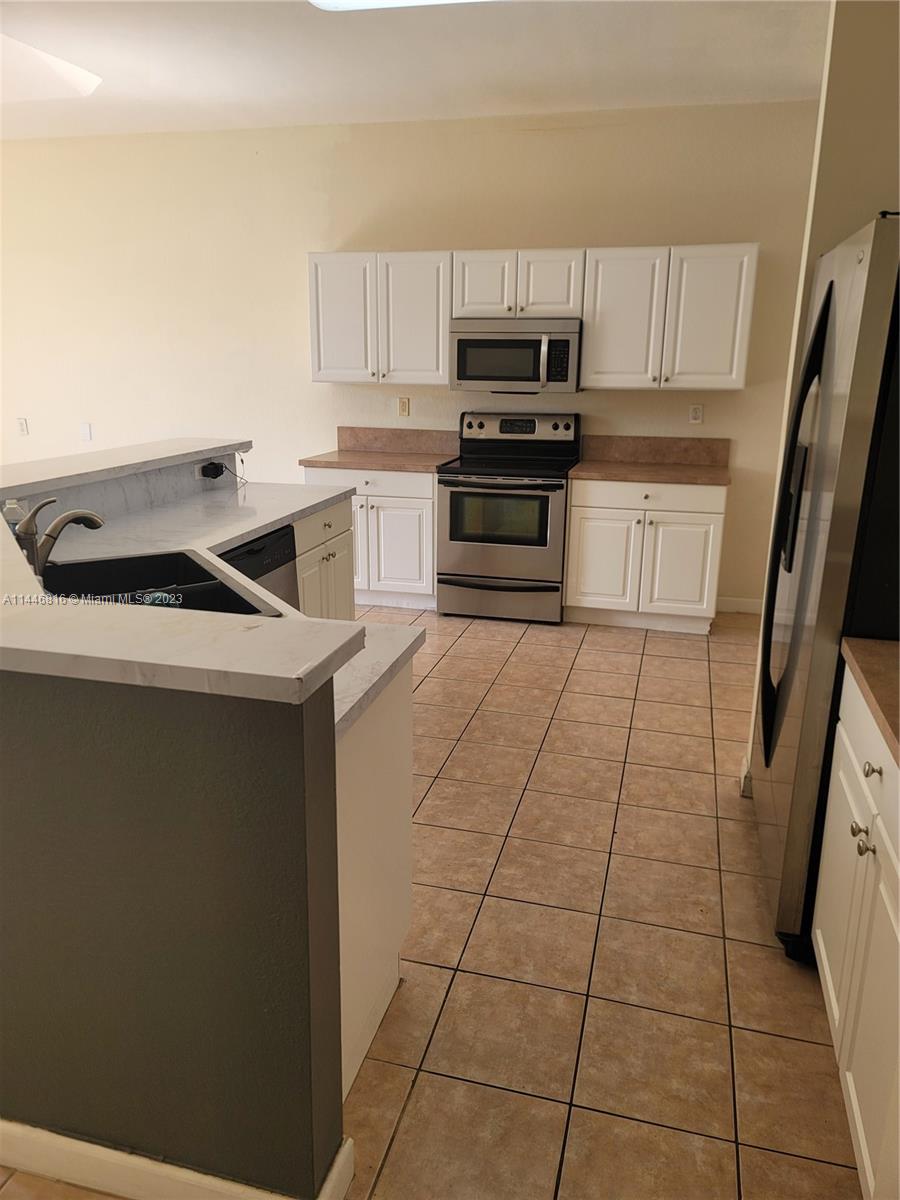 FLORIDIAN BAY ESTATES - Residential Lease