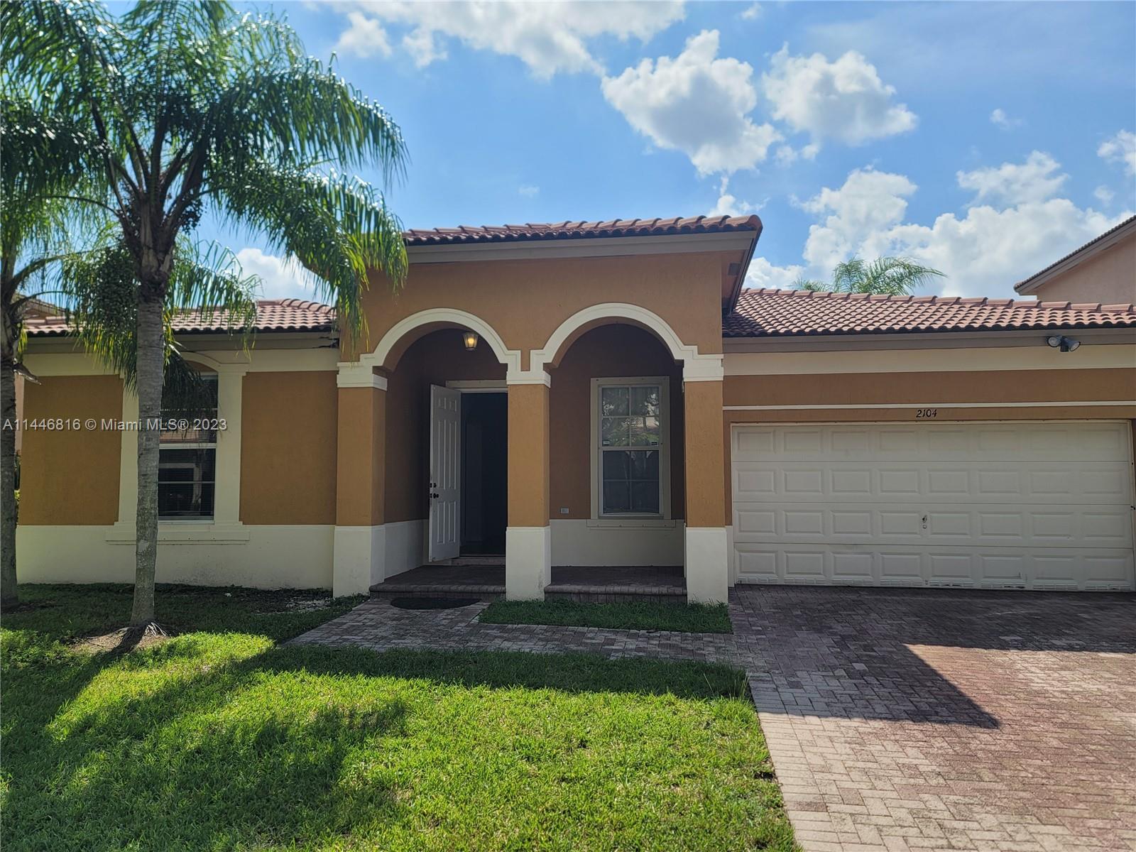 FLORIDIAN BAY ESTATES - Residential Lease