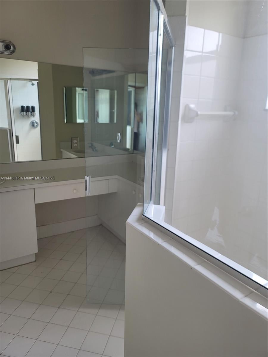 FLORIDIAN BAY ESTATES - Residential Lease