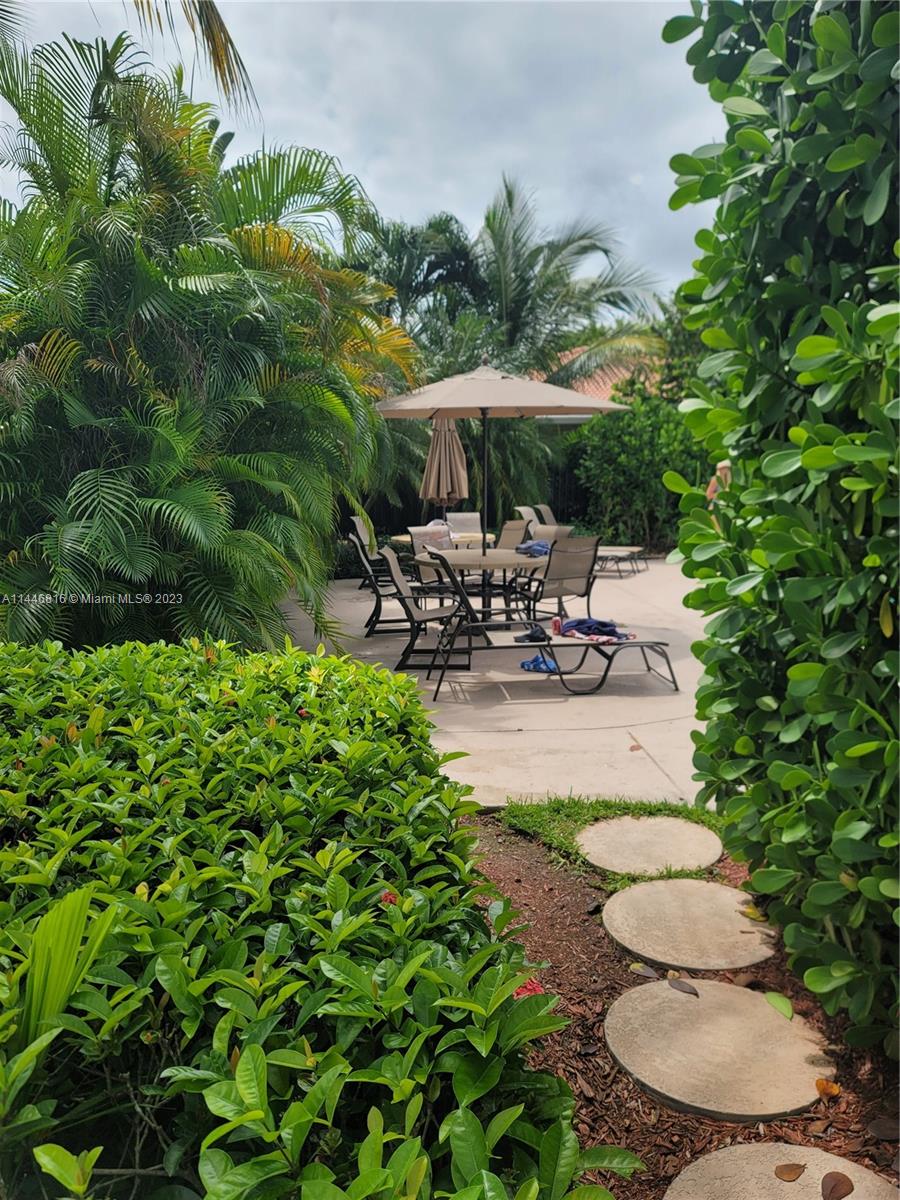 FLORIDIAN BAY ESTATES - Residential Lease