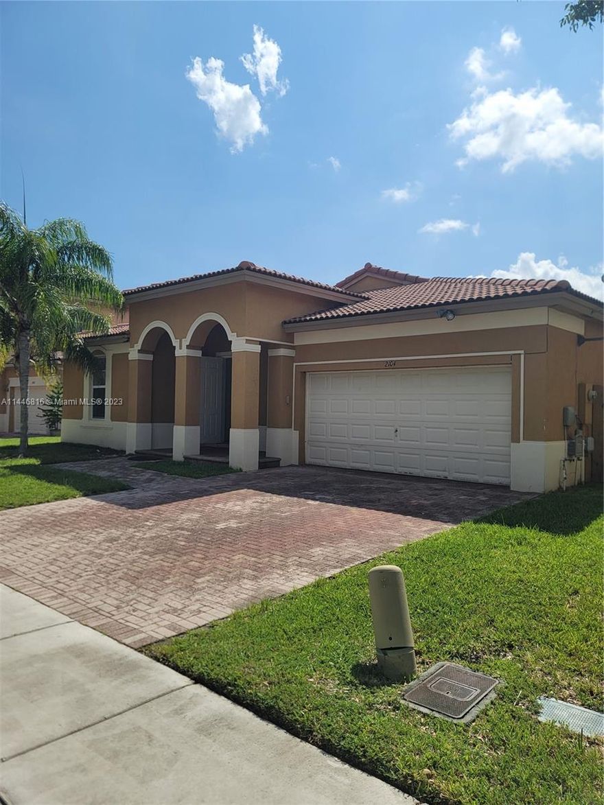 Beautiful Home 4 Bedrooms and 2.5 Bathrooms in the prestigious Floridian Bay Estates in the Gated Waterstone Community. 2 car garage. Club house offers pool and work out facilities. Near Charter school, Florida Turnpike, Baptist Hospital, Race track, Parks, Super markets and shopping centers.