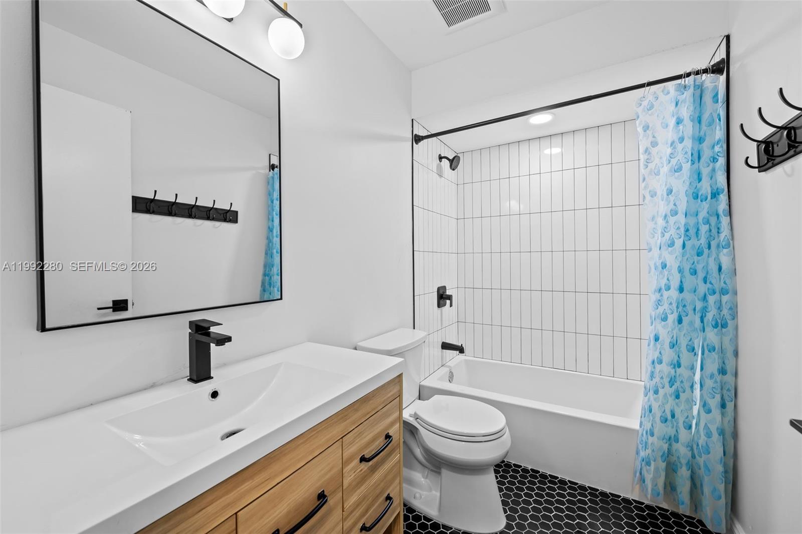 EMBASSY LAKES - Residential