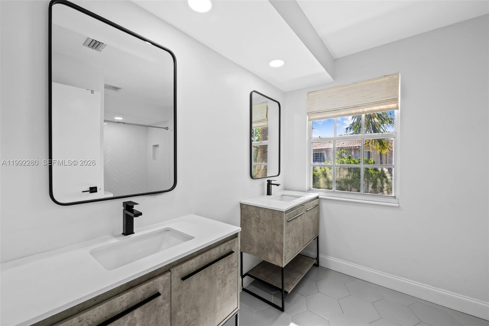 EMBASSY LAKES - Residential