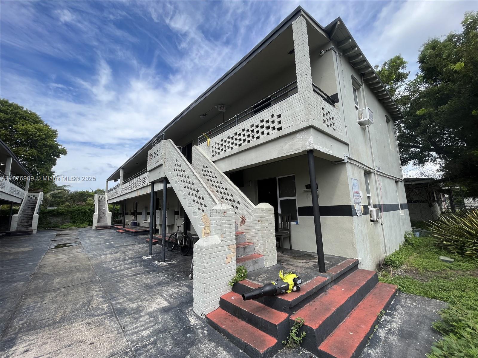 This one bedroom home offers a cozy and functional environment. Equipped with essential amenities, including kitchen refrigerator wall air conditioning and a beautiful bathroom, which makes this apartment ideal.