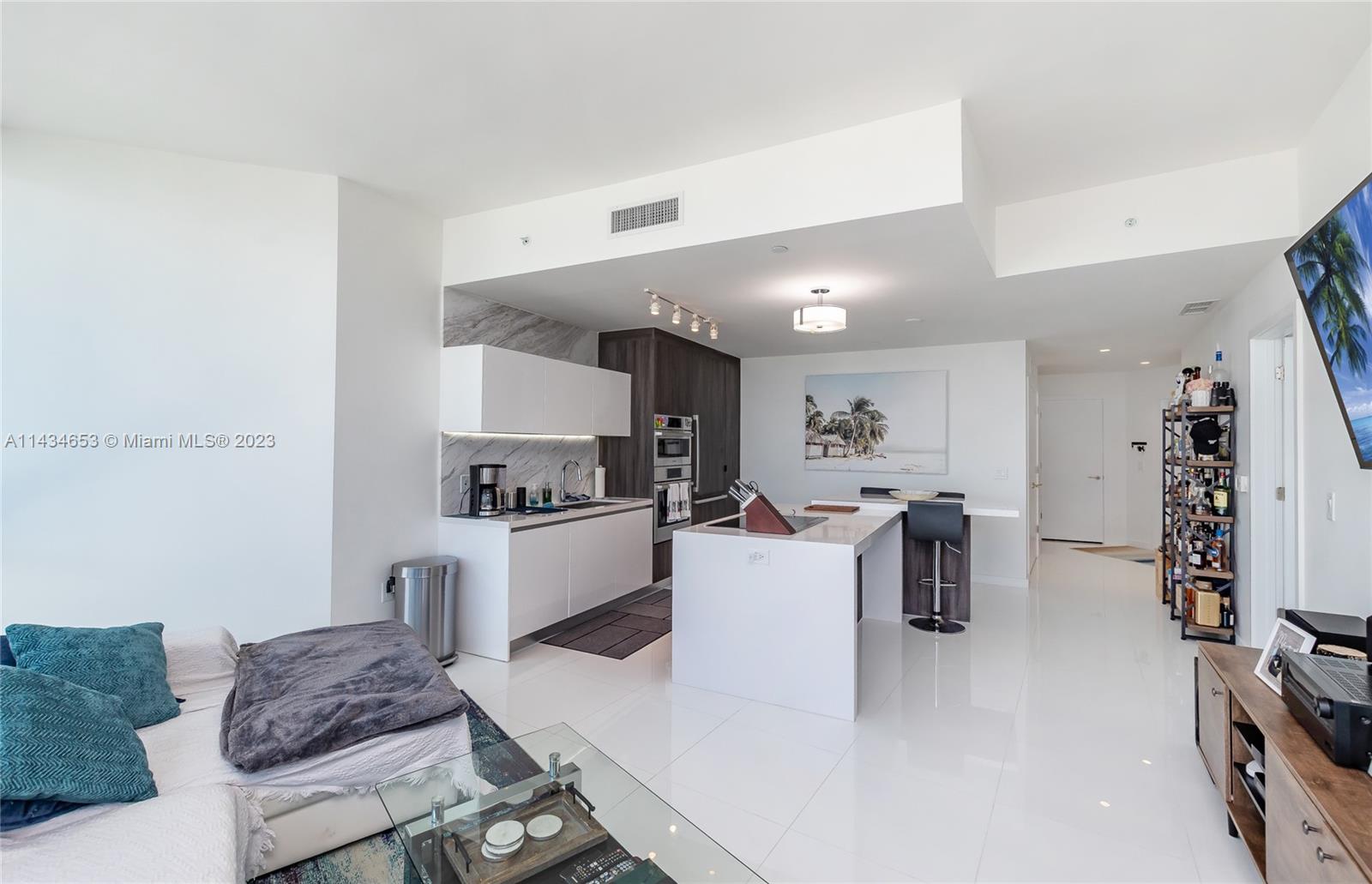 PARAMOUNT MIAMI WORLDCENT - Residential Lease