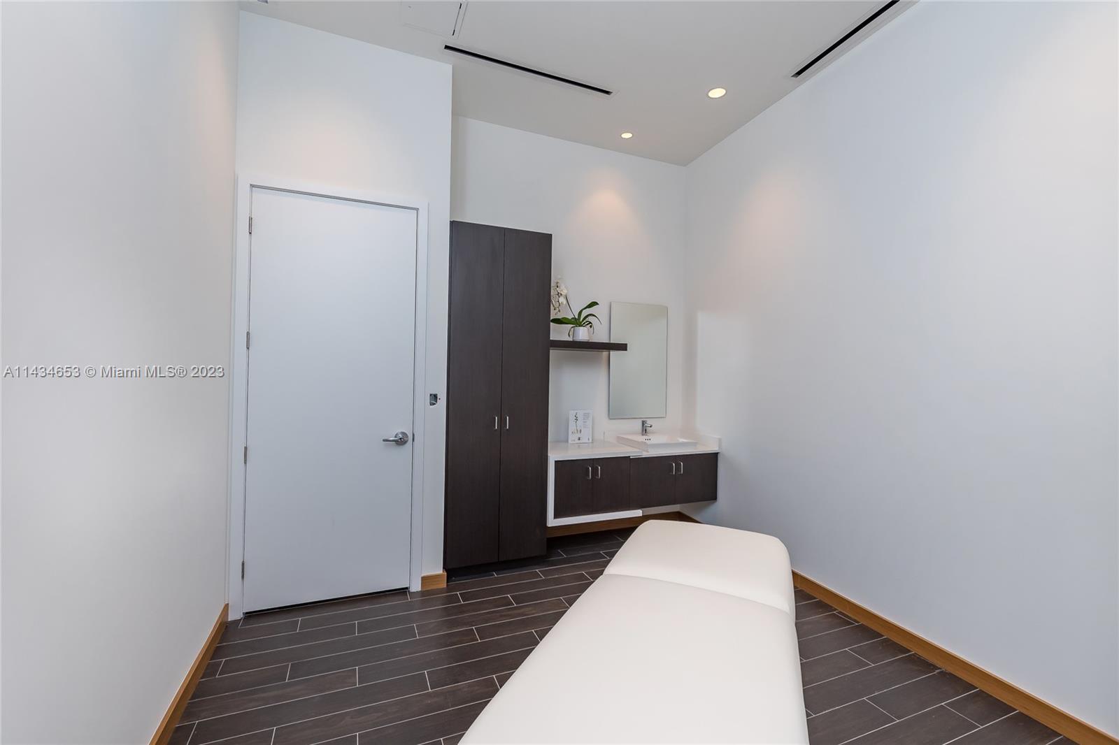 PARAMOUNT MIAMI WORLDCENT - Residential Lease