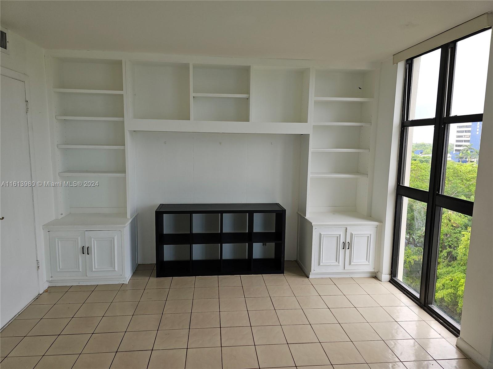 TOWERS OF QUAYSIDE CONDO - Residential