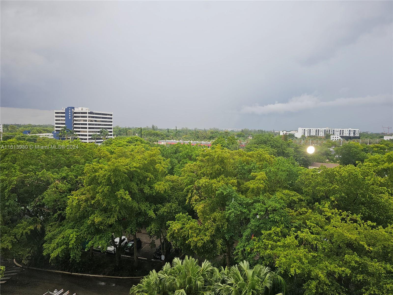 TOWERS OF QUAYSIDE CONDO - Residential