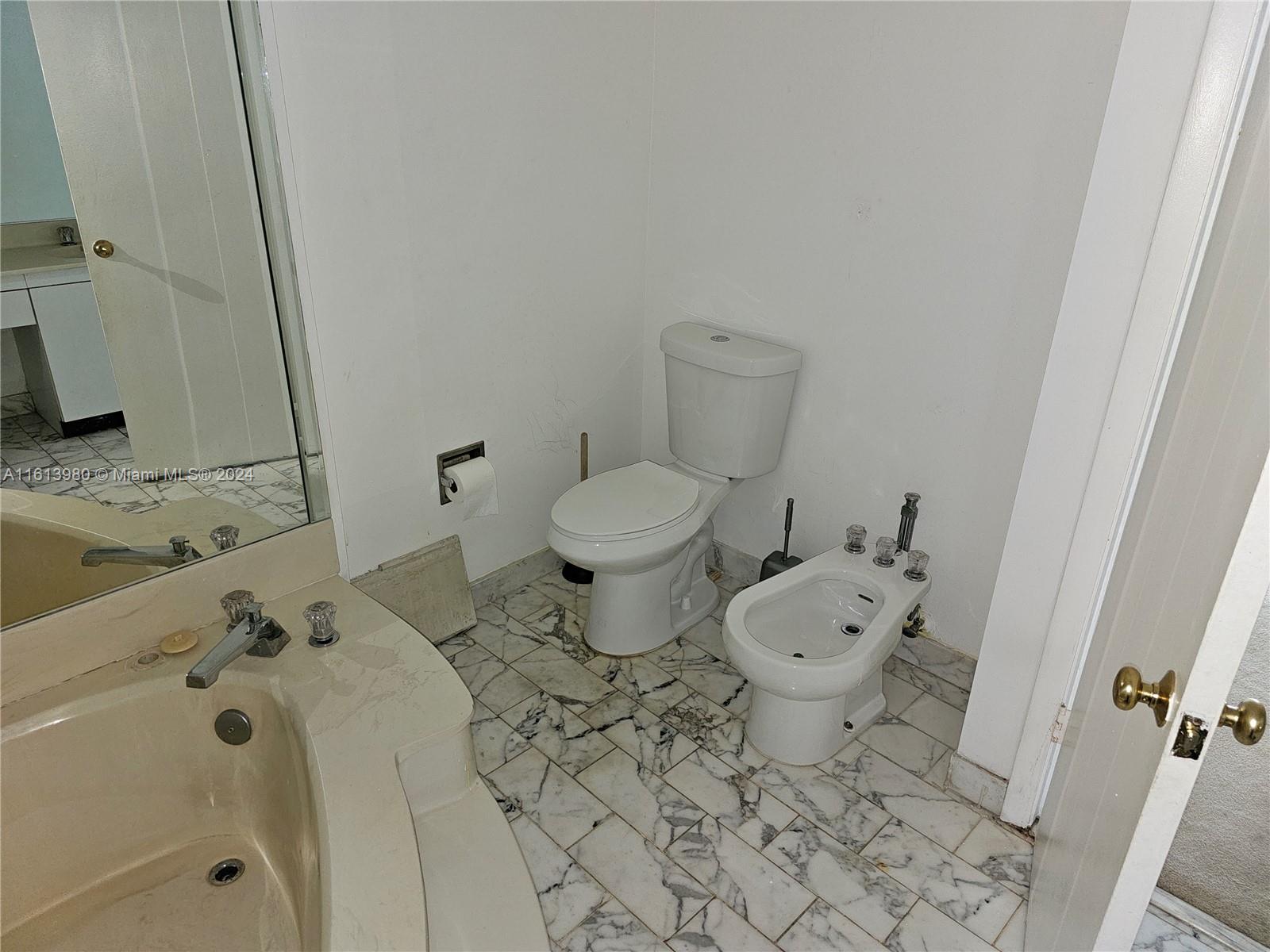 TOWERS OF QUAYSIDE CONDO - Residential