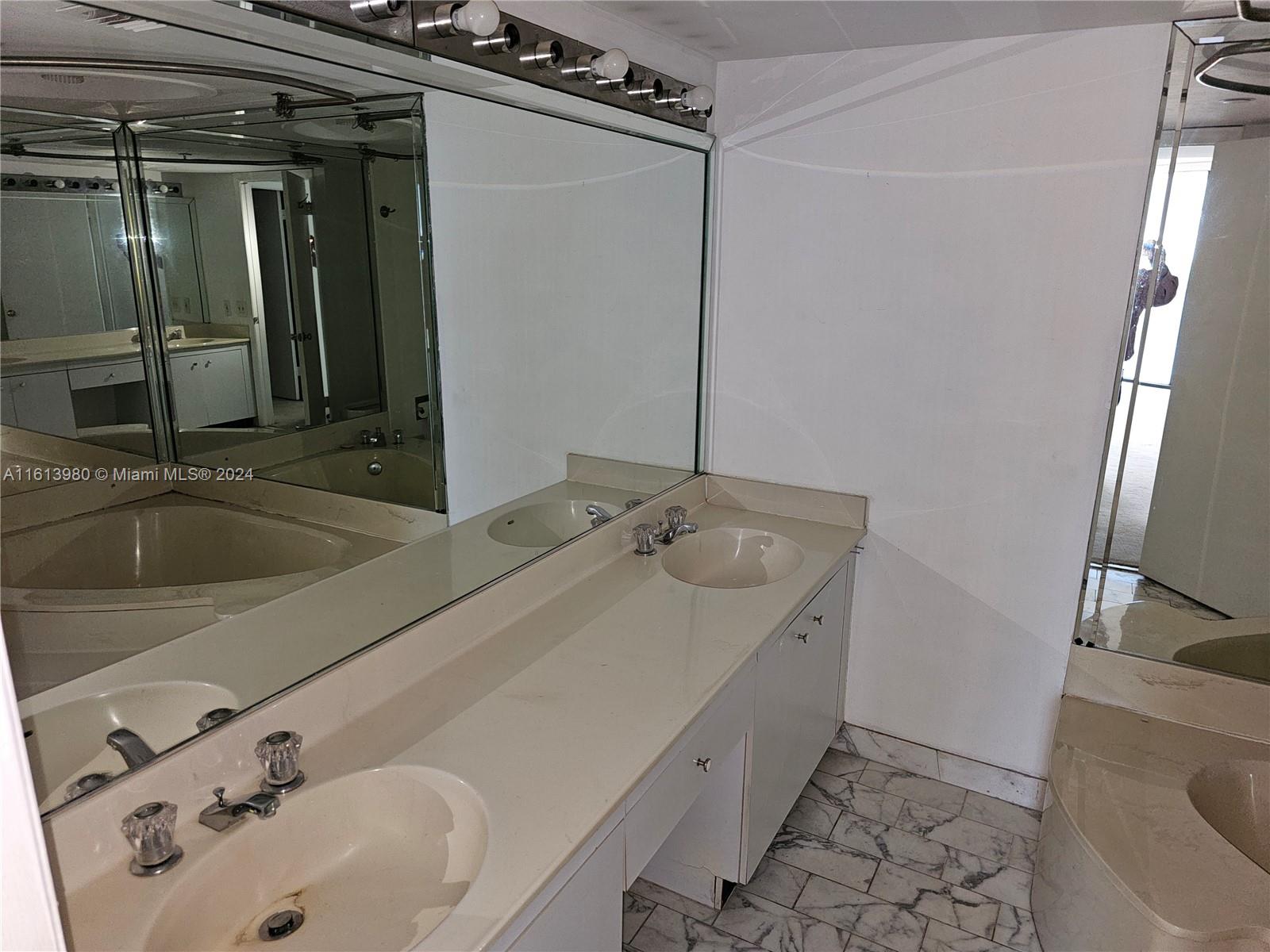 TOWERS OF QUAYSIDE CONDO - Residential