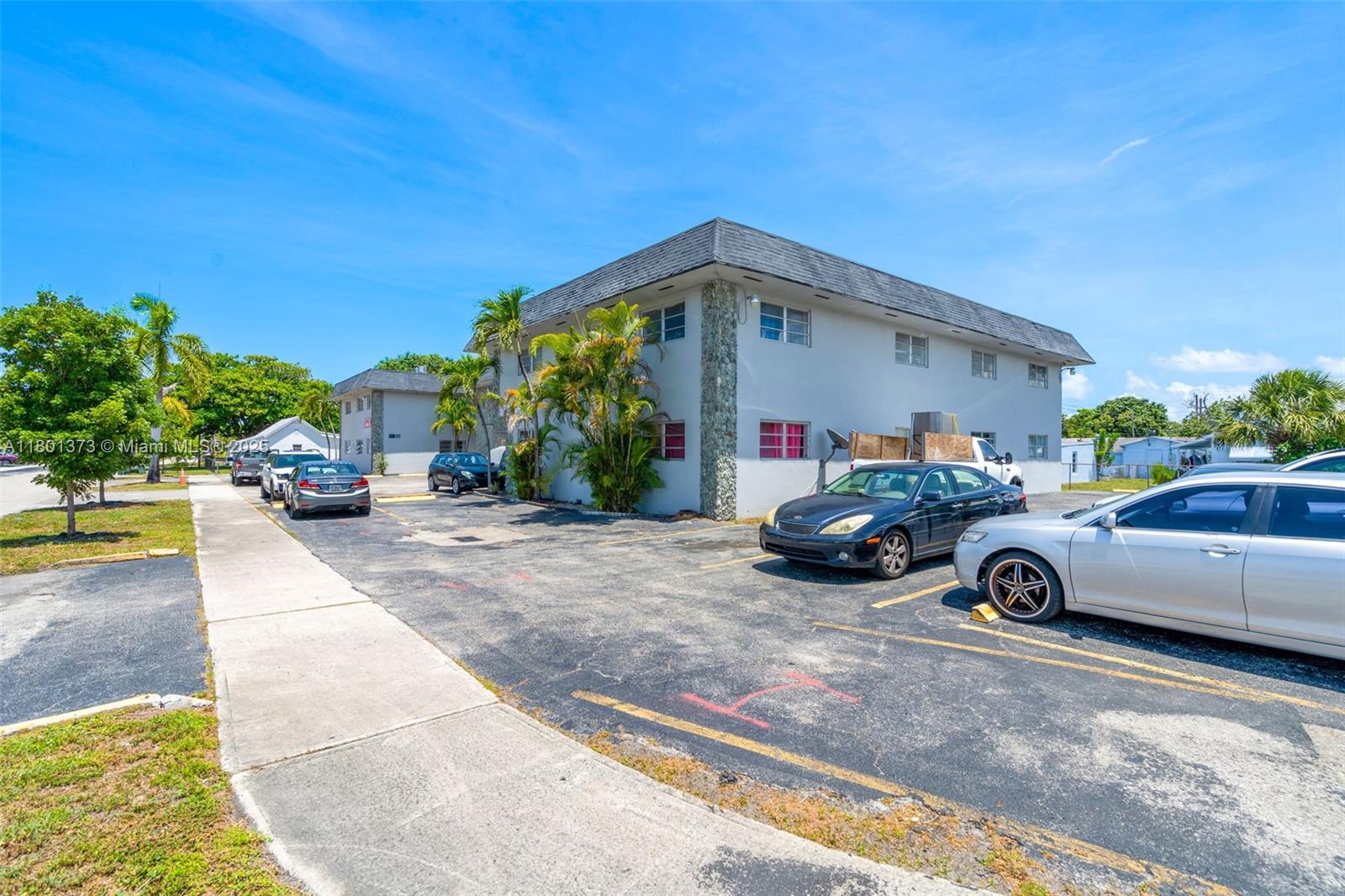 One Bedroom One bath in a Great Location! A few minutes to the Beach, Shopping Plazas, Malls, Restaurants, and
Gulfstream Park. Easy Same-day Approval Process. Clean Unit, ready to move in!