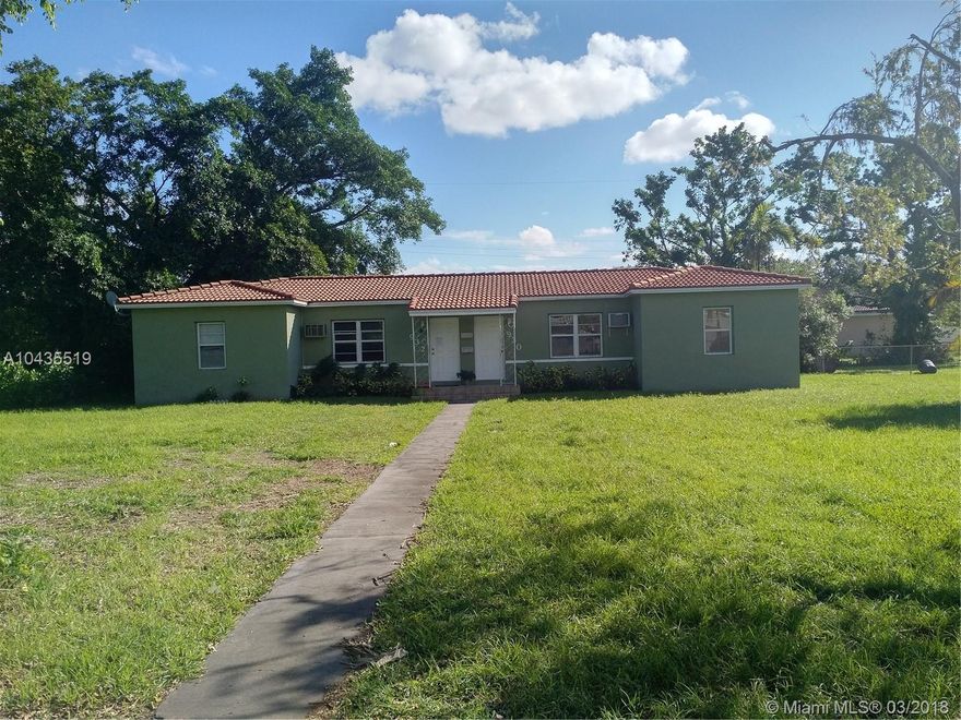 BEAUTIFUL DUPLEX IN HOT BISCAYNE PARK. Large lot OVER 12,000 sf.- Very good tenants with first, last and security. EXCELLENT INVESTMENT PROPERTY. Do not disturb tenants
 Income property $2600/M $31200/Y Expense :Water $600/Y Taxes:$7258 Insurance:$1500  6%return
Cash only